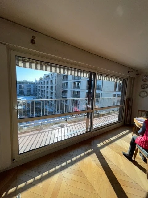 fenetres-coulissantes-en-aluminium-blanc-interieur-et-marron-fonce-exterieur-1